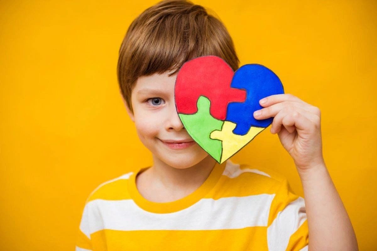 علت خنده بی دلیل کودکان اوتیسم